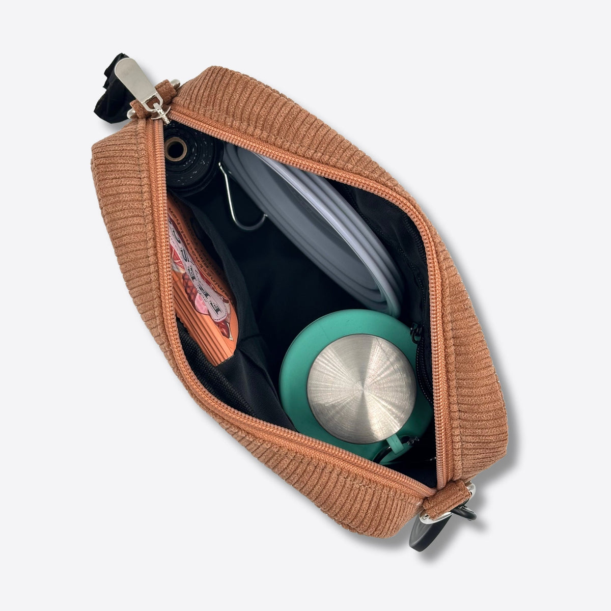 Geöffnete Gassitasche in Mocca Mood mit Blick auf die gefüllten Innenfächer