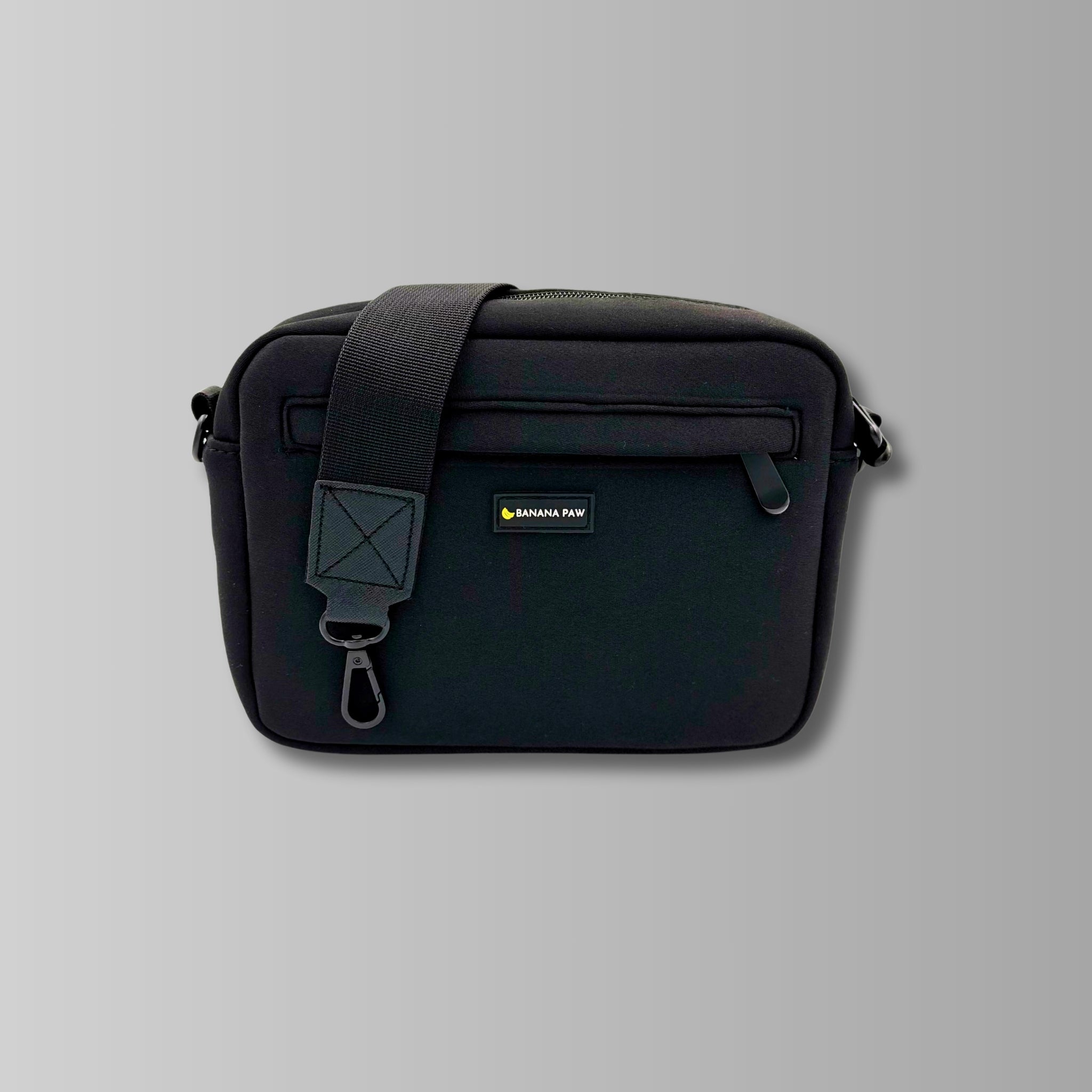 Gassitasche St. Tropez aus Neopren in Schwarz, Vorderansicht mit Gurt und Reißverschlussfach, von BananaPaw