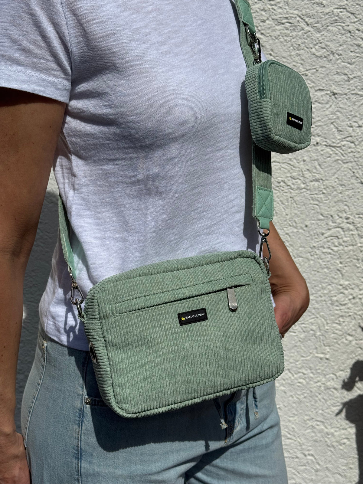 Gassitasche aus Cord in Mint Bliss mit Leckerlitasche am Körper getragen
