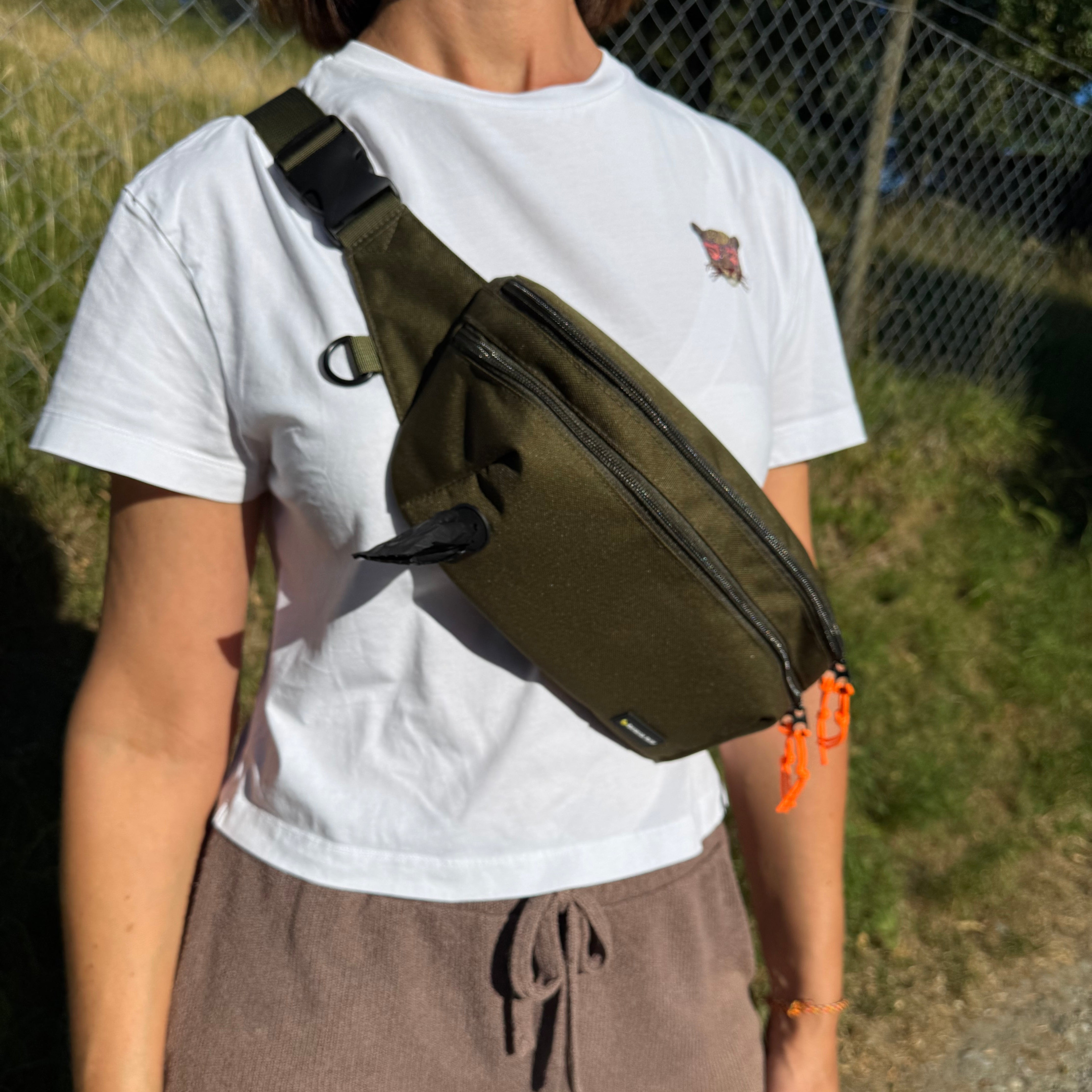 Gassitasche Rio Olive getragen als Bauchtasche beim Gassigehen