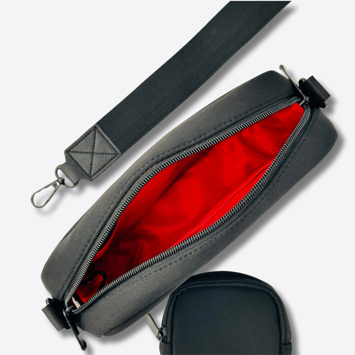 Gassitasche aus Neopren geöffnet, Blick auf das rote Innenfutter, daneben die Leckerlitasche