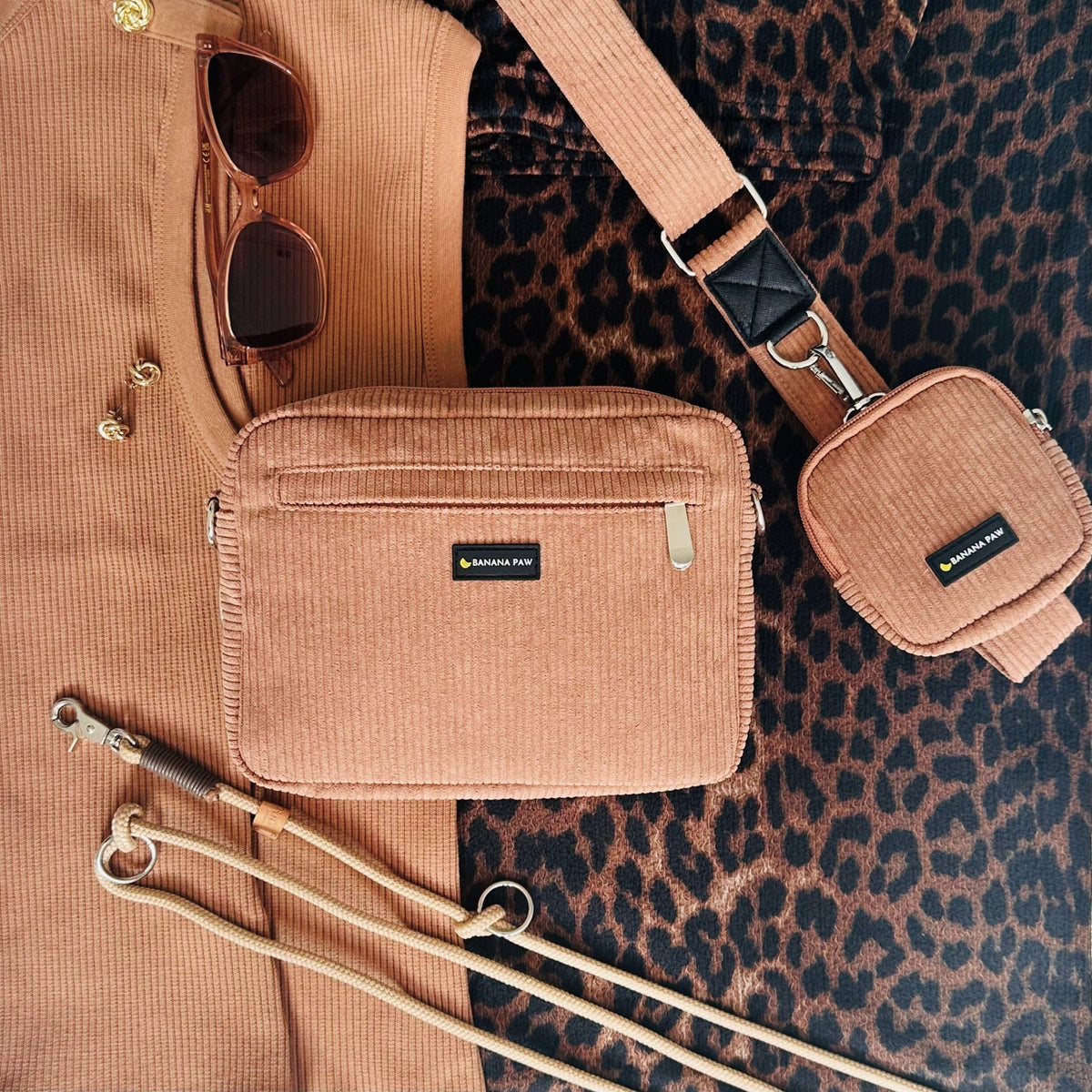 Gassitasche und Leckerlitasche aus Cord in Mocca Mood nebeneinander