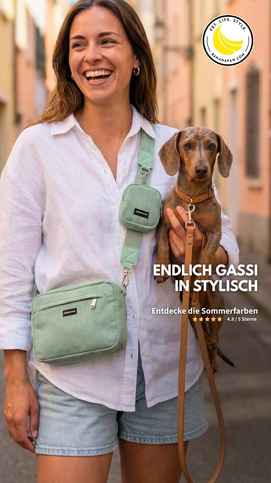 Frau trägt die Gassitasche aus Cord in Mint Bliss auf der Gassirunde mit Hund