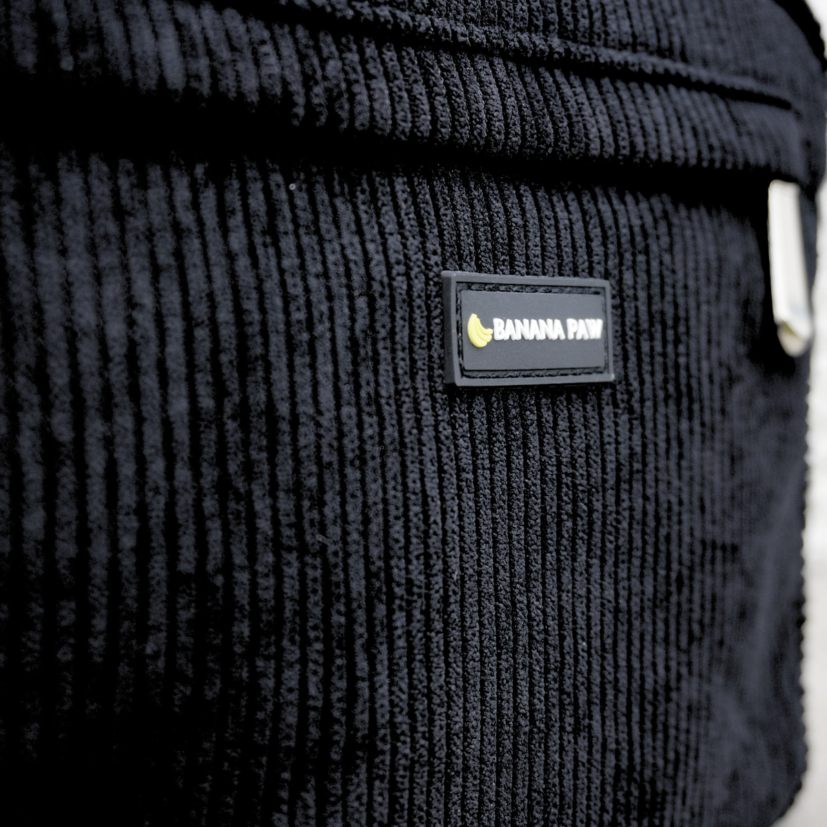 Nahaufnahme der Cord-Struktur in Black Beauty mit BananaPaw Label