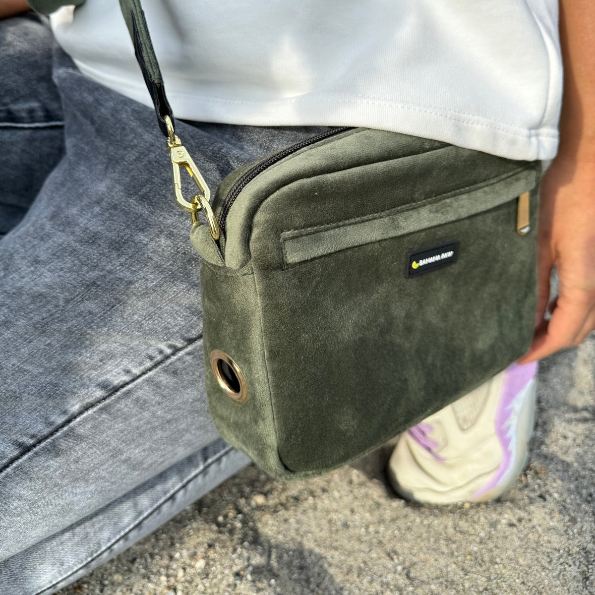 Gassitasche aus Samt in Forest Glow am Körper getragen, Detailansicht auf Gurt und Tasche