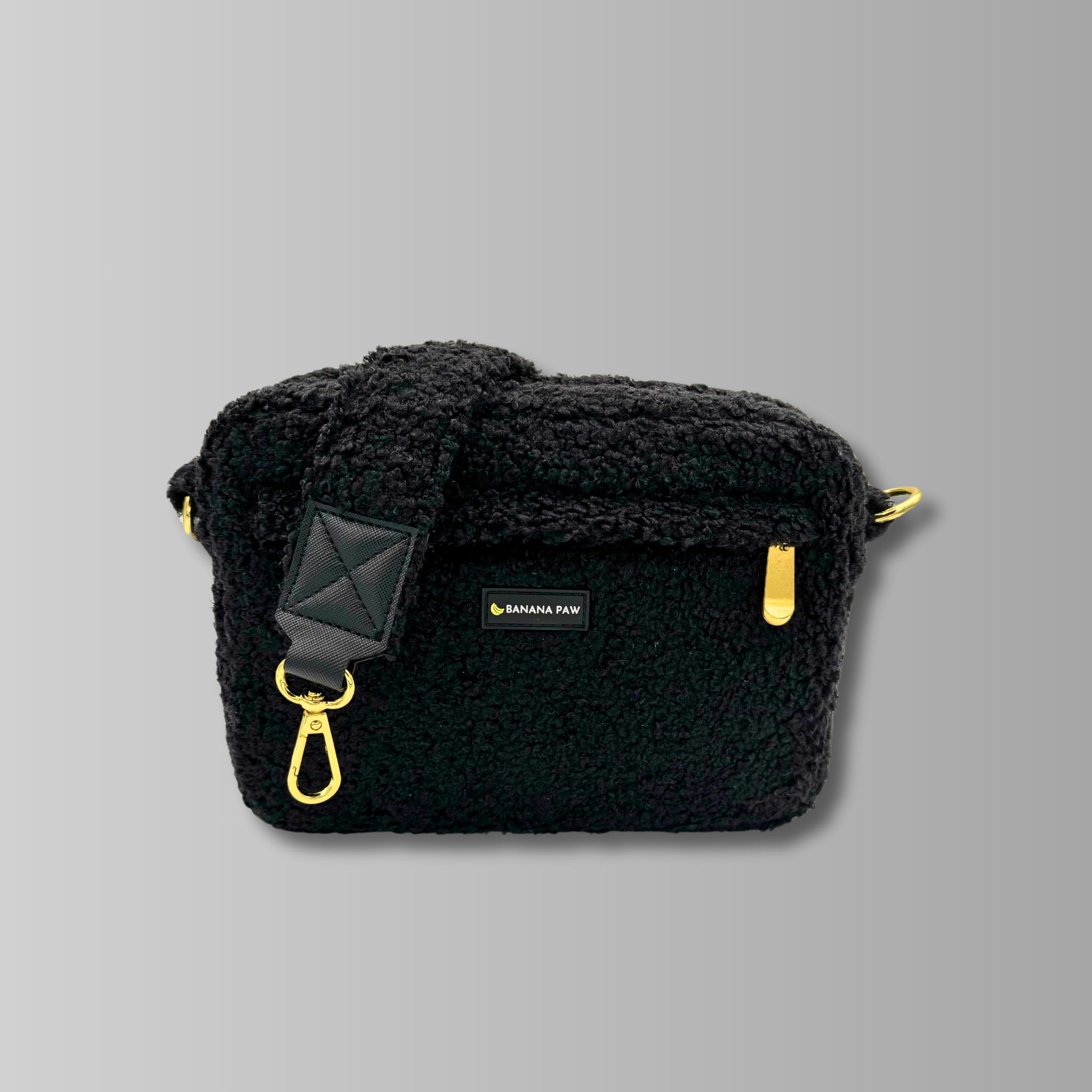 Gassitasche St. Tropez aus Teddy in Schwarz, Vorderansicht mit Gurt und goldenen Beschlägen, von BananaPaw