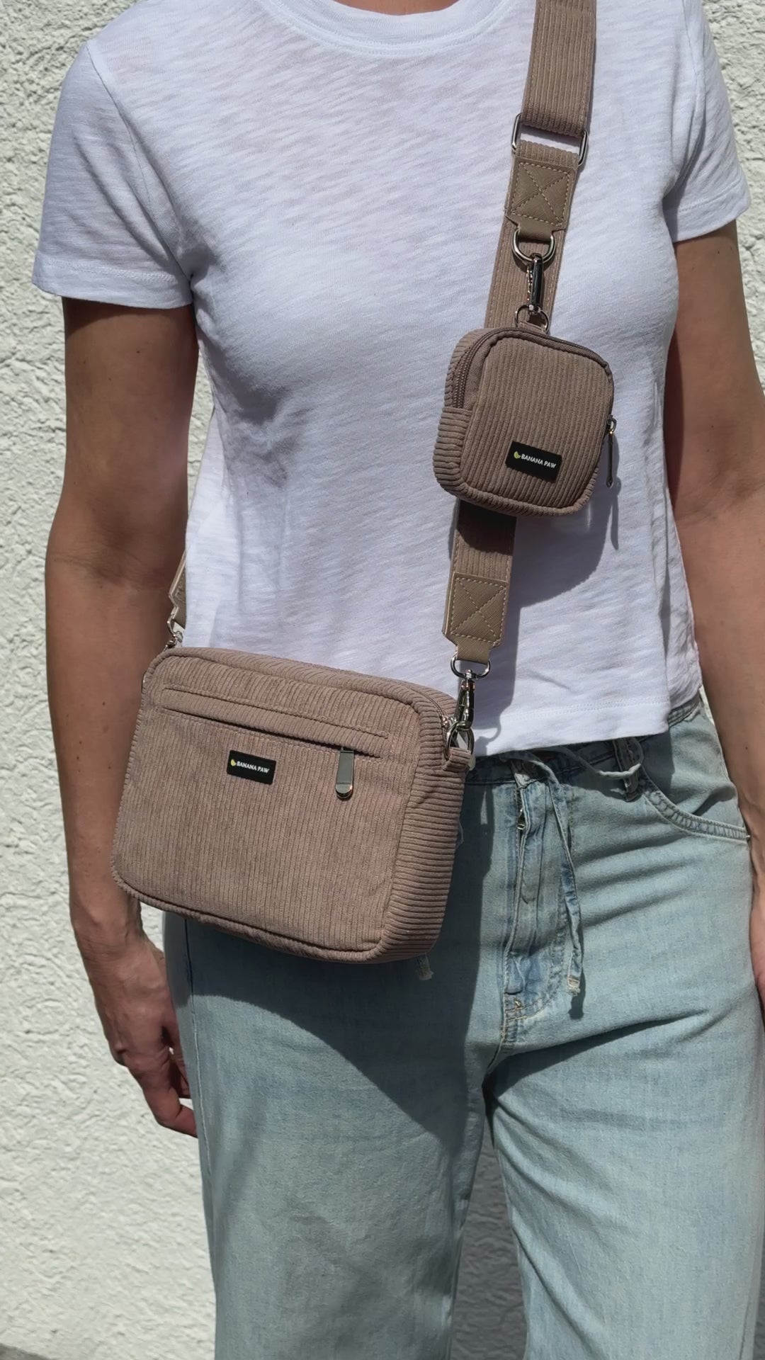 Gassitasche aus Cord in Sandy Brown am Körper, Rundumblick auf Tasche und Gurt