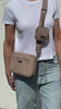 Gassitasche aus Cord in Sandy Brown am Körper, Rundumblick auf Tasche und Gurt