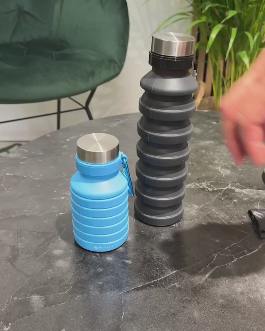 Faltbare Trinkflasche wird aufgezogen und wieder zusammengefaltet